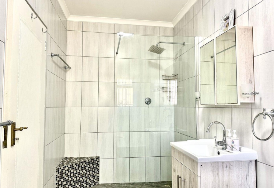 5 Bedroom Property for Sale in Fraaiuitsig Western Cape